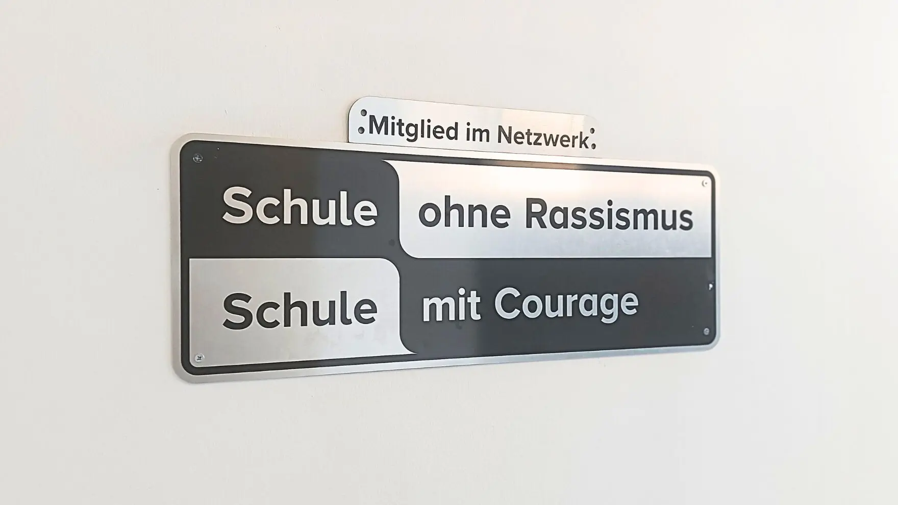 Eine Schule ohne Rassismus & mit Courage werden – was bedeutet das eigentlich? (Zeliha Celik & Amanah Es Souaf, 6e)